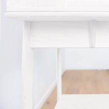 Load image into Gallery viewer, Détails de la table à langer sécurisée Wavy White Table avec des bords surélevés pour le change de bébé en toute sécurité. Fabrication au cœur de l&#39;Europe.

