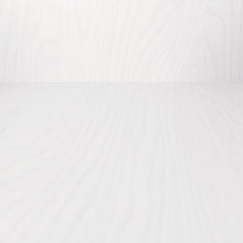 Load image into Gallery viewer, Détails du bois naturel de bouleau de la table à langer Cloudy White Table sécurisée avec des bords surélevés pour le change de bébé en toute sécurité. Fabrication au cœur de l&#39;Europe.
