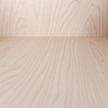 Charger l&#39;image dans la galerie, Détails du bois naturel de bouleau de la table à langer Cloudy Nature Table sécurisée avec des bords surélevés pour le change de bébé en toute sécurité. Fabrication au cœur de l&#39;Europe.
